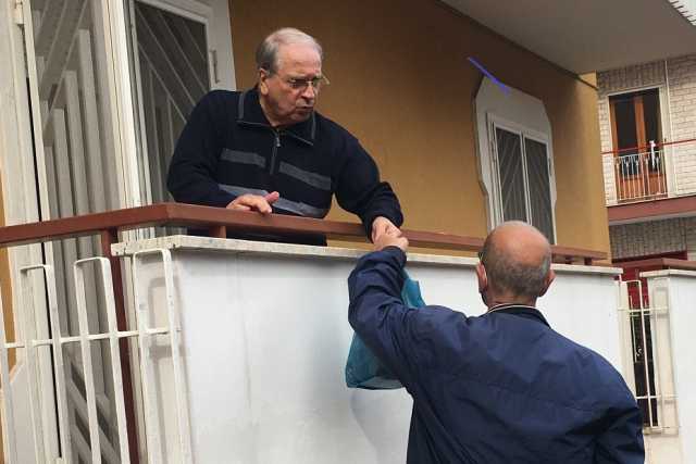 La mensa dei poveri chiude ma Amedeo non si ferma: �Consegno il cibo dal mio balcone�